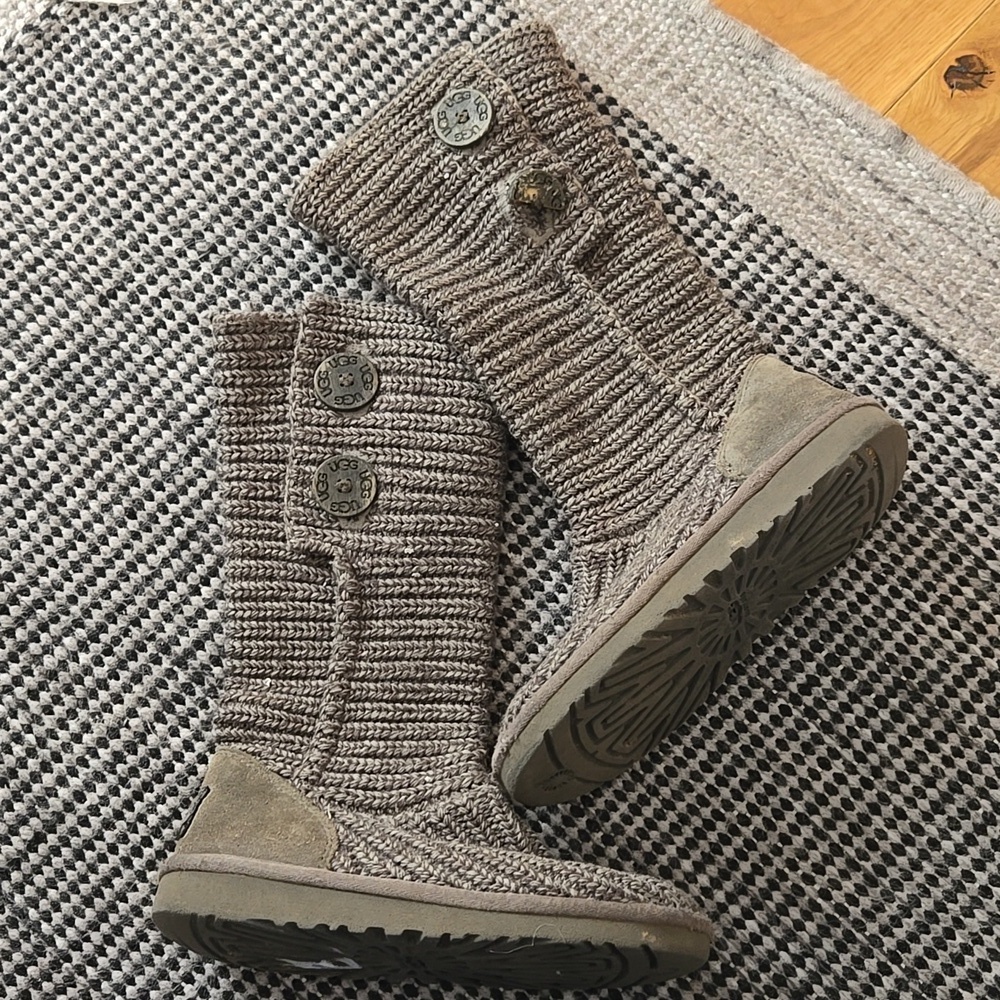 UGG Cardi Knit Ankle Boots, Size 2, Damaged But Good Condition, Stylish!